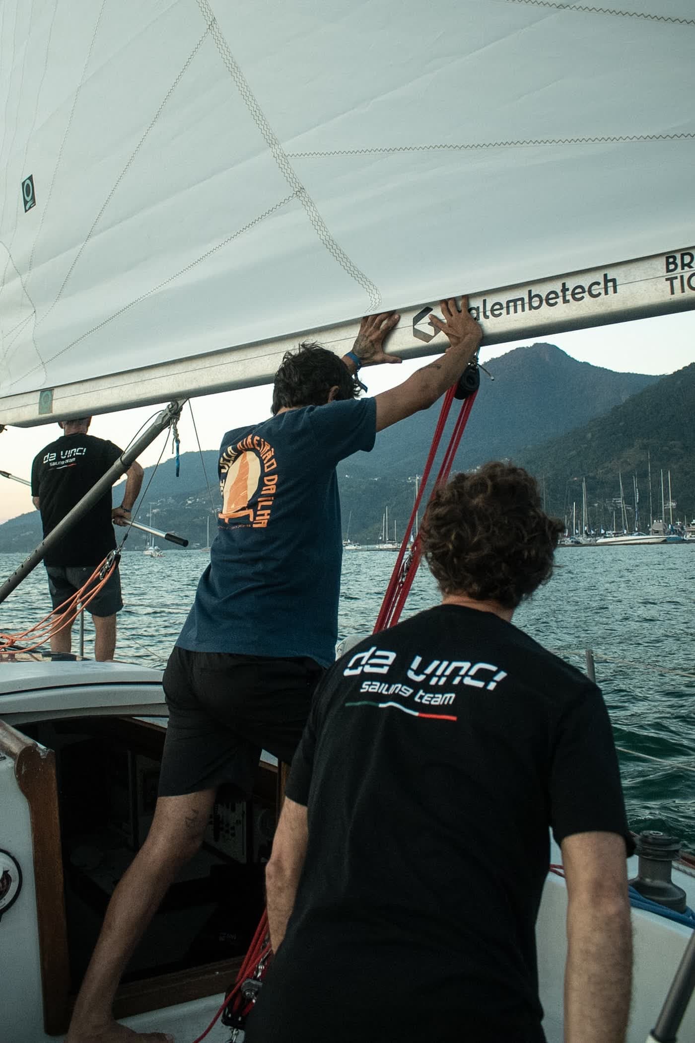 Tripulação do Da Vinci Sailing Team trabalhando a bordo