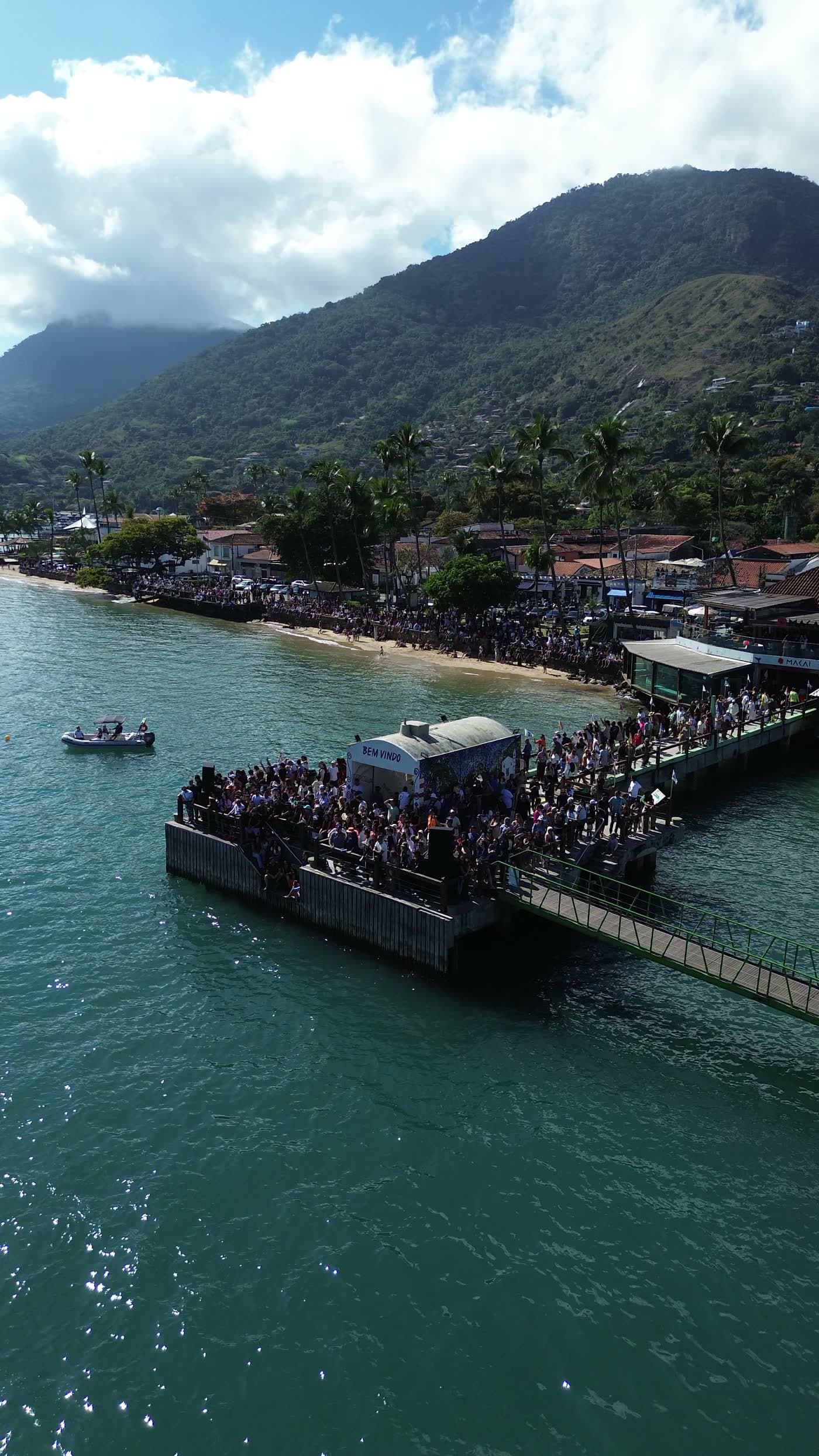 Vista aérea do público na estrutura do evento SIVI em Ilhabela